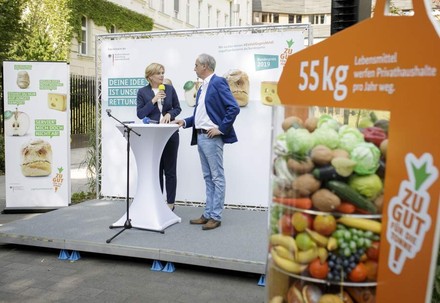 Bundesministerin Julia Klöckner und Sternekoch Christian Rach beim Presseauftakt zum „Zu gut für die Tonne!“-Bundespreis.