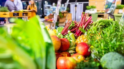 Eine Messehalle mit Menschen und Lebensmitteln