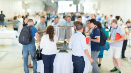 Eine Messehalle voller Besucher