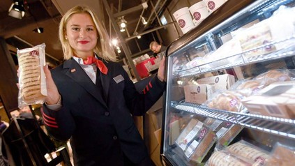 Eine Schaffnerin der Deutschen Bahn präsentiert ein neues Bordbistro