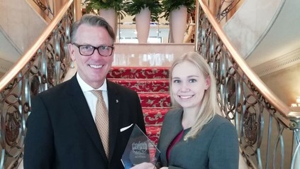 Generaldirektor Horst Mayer gratuliert Award-Gewinnerin Sophia-Maria Anker.
