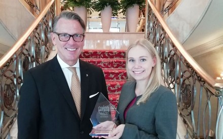 Generaldirektor Horst Mayer gratuliert Award-Gewinnerin Sophia-Maria Anker.