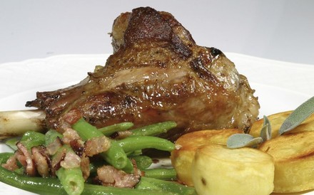 Gebratene Stelze vom Junglamm mit Beilagen