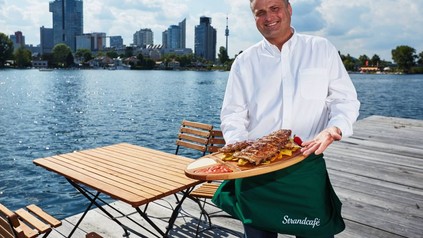 Ober mit Fleisch auf Tablett
