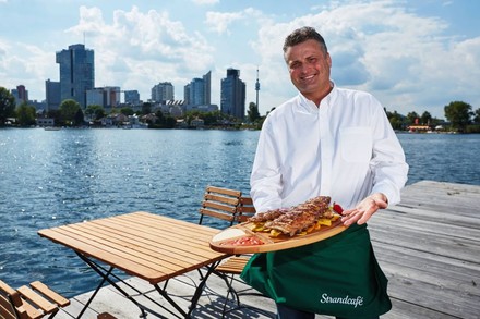 Ober mit Fleisch auf Tablett