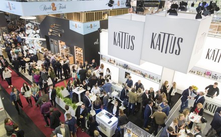 Viele Besucher drängen sich um Stände auf der „Alles für den Gast“-Messe