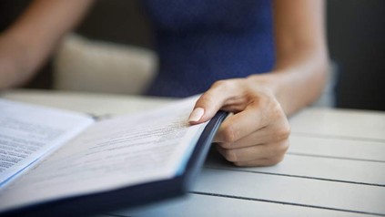 Frau liest Speisekarte