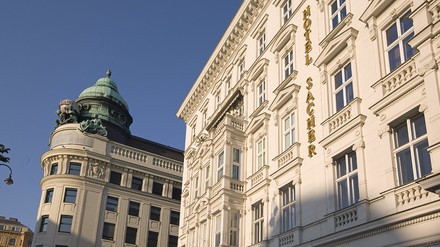 Fassade des Hotel Sacher Wien mit dem Cafe Mozart