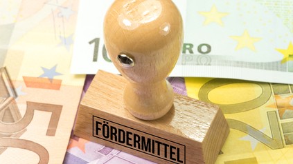 Geldscheine, auf denen ein Stempel mit der Aufschrift Fördermittel steht