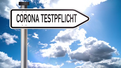 Corona Testpflicht Schild