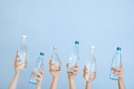 Hände, die Wasserfalschen