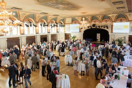 Menschen tanzen in Saal
