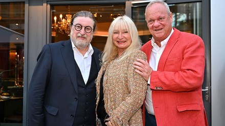 Eheleute Heike und Dirk Iserlohe mit Sportmoderator Rolf Töpperwien, der eine Rede auf das Konzept und die Ideengeberin gehalten hat. (Foto: © Dorint Hotels & Resorts)