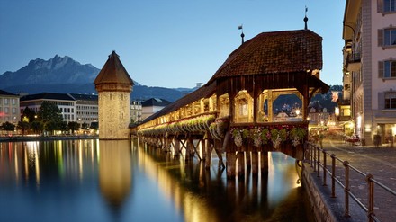 Kapellbrücke in Luzern am Abend