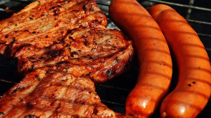 Wurst und Fleisch auf dem Grillrost