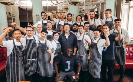 Jamie Oliver mit Mitarbeitern eines seiner Restaurants
