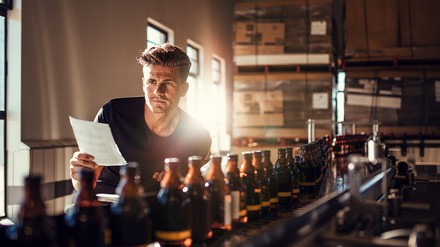 Brauerei-Mitarbeit überprüft die Produktion