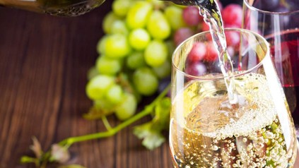 Ein Glas Weißwein auf einem Tisch