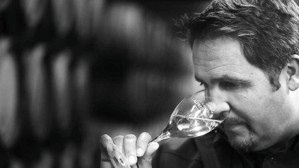 Kellermeister Nicolas Jaeger testet ein Glas Sekt