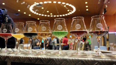 GLäser mit verschiedenfärbigen Bieren