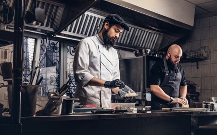 2 bärtige Köche in einer Profiküche