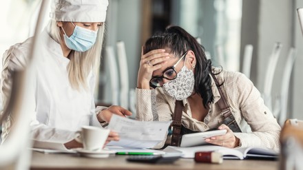 Restaurantbesitzerin verzweifelt