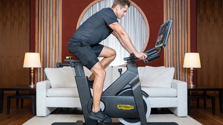 Mann auf Technogym Bike