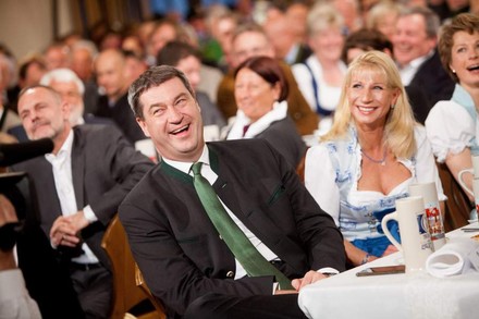 Ministerpräsident Söder in einem Bierzelt