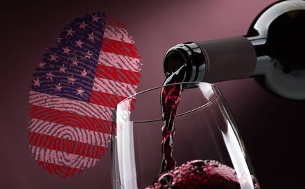 Ein Glas Wein und die amerikanische Flagge