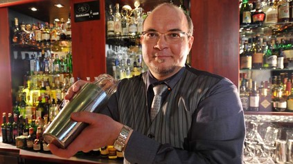 Barkeeper Torsten Spuhn mixt einen Coktail