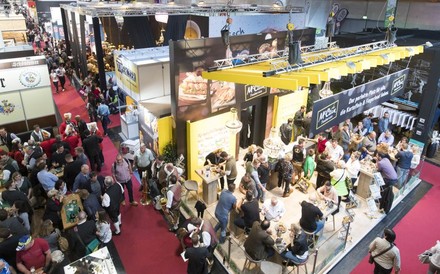 Besucher in einer Messehalle