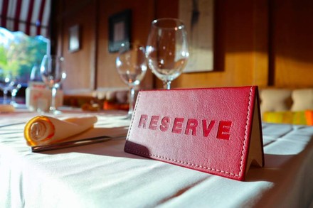 Ein Reserviertschild auf einem Restauranttisch