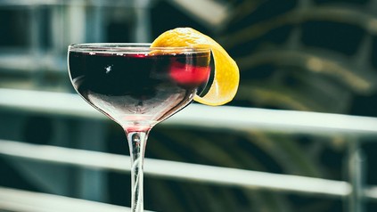Ein Cocktail in einem Martiniglas
