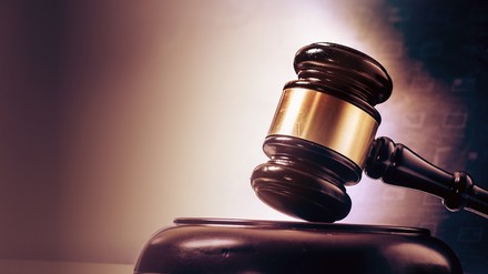 Ein Richterhammer im Gericht