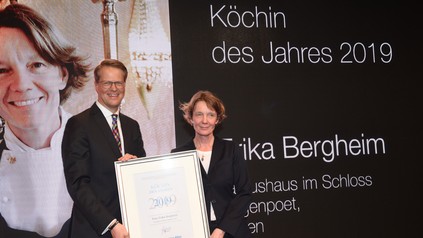Köchin Erika Bergheim nimmt ihre Auszeichnung entgegen