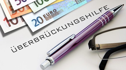 Gefetteter Schriftzug „Überbrückungshilfe“