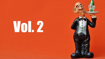 Ein grimmiger Kellner hält ein Tablett