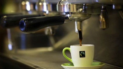 Kaffee kommt aus Maschine
