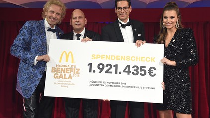Die Scheckübergabe auf der großen Spendengala: Thomas Gottschalk, Holger Beeck (Vorstandsvorsitzender und Präsident McDonald's Deutschland LLC), Adrian Köstler (Vorstand der McDonald's Kinderhilfe Stiftung), Moderatorin Laura Wontorra