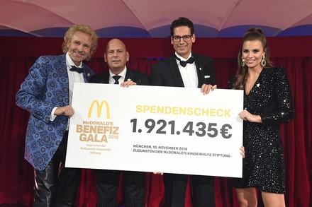 Die Scheckübergabe auf der großen Spendengala: Thomas Gottschalk, Holger Beeck (Vorstandsvorsitzender und Präsident McDonald’s Deutschland LLC), Adrian Köstler (Vorstand der McDonald’s Kinderhilfe Stiftung), Moderatorin Laura Wontorra