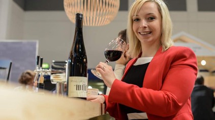 Eine Weinkönigin auf einer Messe