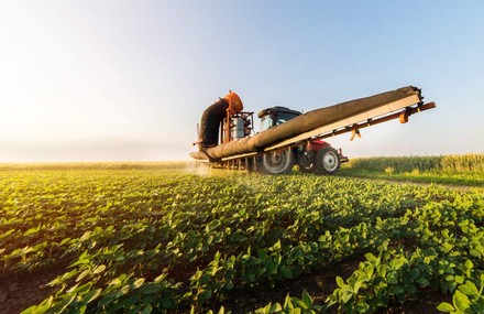 Bauer spritzt sein Feld