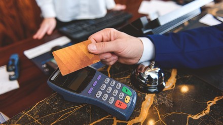 Meininger Hotels will in Zukunft in einem Großteil seiner Häuser auf bargeldloses Bezahlen setzen. Gäste können dann nur noch mit Bank- und Kreditkarte oder mittels mobiler Zahlungen via Smartphone ihre Rechnungen begleichen. (Foto: © Yakobchuk Olena/stock.adobe.com)
Bezahlvorgang mit Karte