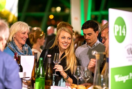 Eine Gruppe junger Menschen bei einer Weinverkostung