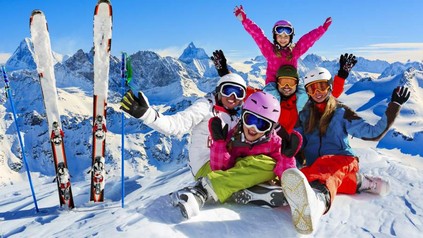 Eine Skifahrer-Familie in den Schweizer Alpen