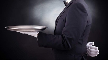 Ein kellner mit einem Tablett