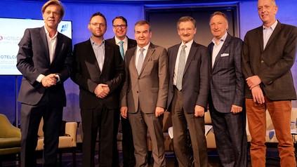 Gemeinsam auf der Bühne im Tempodrom in Berlin: (v.l.) Moderator Dr. Hajo Schumacher, Guido Zeitler, Vorsitzender der Gewerkschaft NGG, Alexander Aisenbrey, Geschäftsführer der Öschberghof GmbH, Fritz Engelhardt, Präsident des Dehoga Baden-Württemberg, Dr. Hermann Otto Solms, Politiker und Mitglied des Bundestages, HDV-Vorsitzender Jürgen Gangl und Lorenz ter Veen, COO der Derag Livinghotels