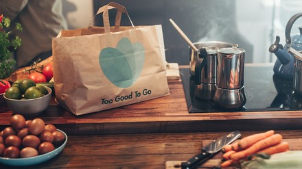 Too Good To Go Tüte neben dem heimischen Herd
