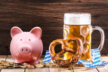 Ein Bier auf einem Tisch und daneben einige Geldmünzen