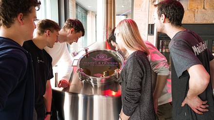Die Auszubildenden der Brauerei Gebr. Maisel beobachten gespannt ihr Gesellenstück im Läuterbottich. (Foto: © Brauerei Gebr. Maisel)